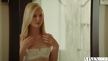 Gros seins recouverts regarder film porn de lumières festives sur une fille en lingerie